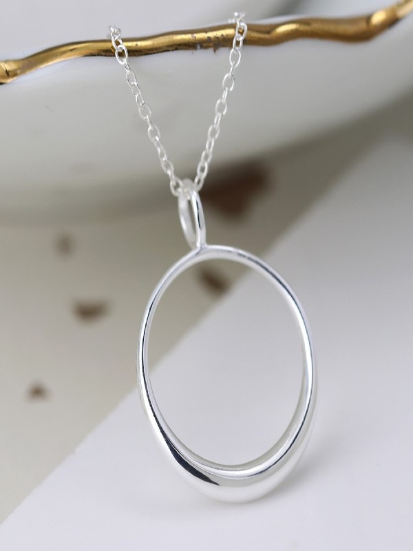 silver_simple_circle_necklace